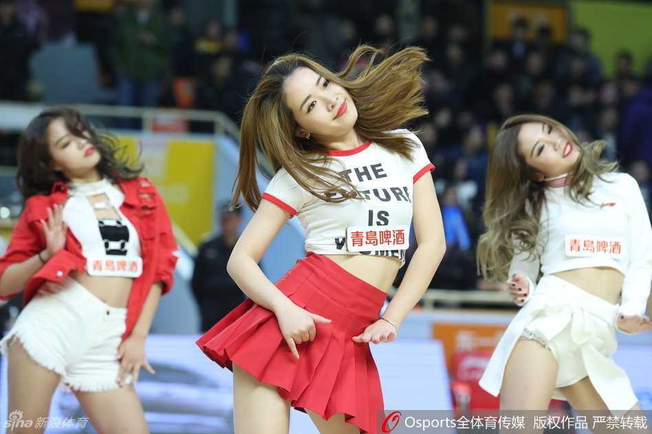 光影交织的赛场精灵:CBA篮球宝贝的青春与热忱 同曦宝贝在场上卖力热舞,香肩微露,动感的舞姿与专注的神情感染了每一位观众