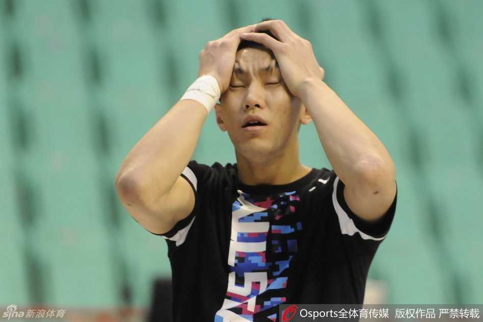 光影忆辽篮:二零一六那些激情瞬间与温情面孔 辽宁本钢队核心后卫郭艾伦在赛前热身时,神情专注中带着一丝呆萌,仿佛在思考今晚如何用犀突破撕开对手的防线。