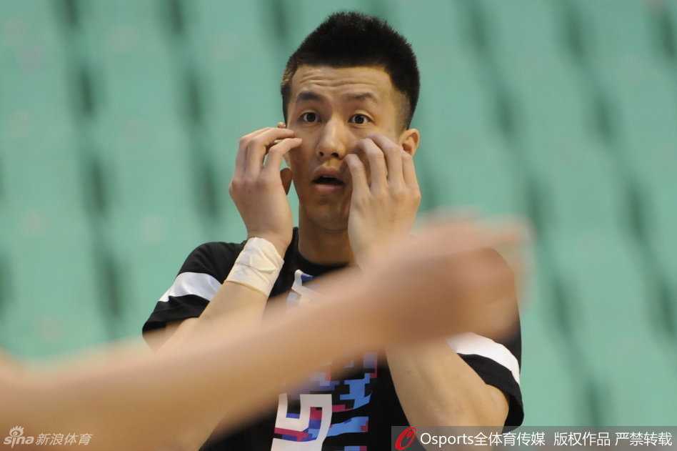 光影忆辽篮:二零一六那些激情瞬间与温情面孔 外援莱斯特·哈德森在场上短暂停时目光深邃望向远方,似乎正在心中推演着接下来的进攻战术,令人琢磨不透。