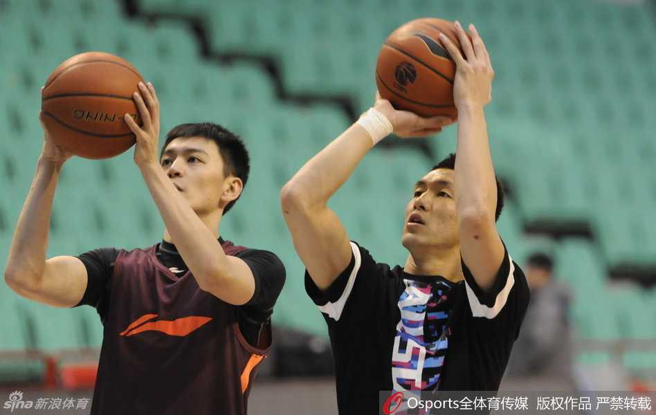 光影忆辽篮:二零一六那些激情瞬间与温情面孔 主教练郭士强在场边接受媒体采访,他表情严肃认真地分析着比赛,眼神中透露出对胜利的渴望和对细节的极致追求。