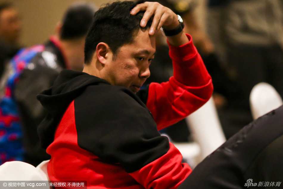 曾经的追风少年安静地坐在场边，目光如炬，认真聆听着场上的声音，仿佛在思考中国篮球的未来。