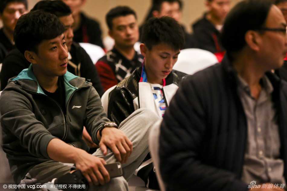 郭艾伦与贺天举这对“黑怕组合”肩并肩凑在一起，不知道又在嘀咕什么悄悄话，眼神里全是默契。