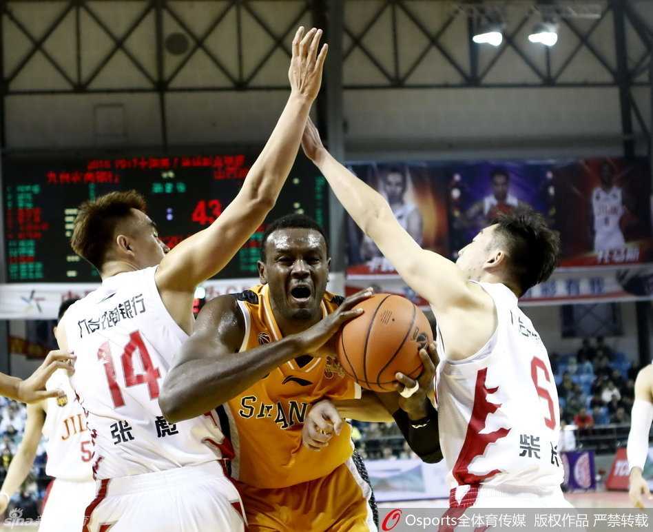 光棍节大战! CBA赛场激情燃烧 山西队外援戴勒姆波特在吉林队三人合围之下,依然凭借身高臂展优势,强行突破人缝,试图完成终结。