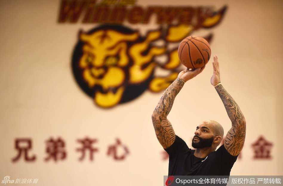 全力备战剑指荣耀:广东宏远训练馆里的专注与渴望 周鹏在底角三分线外干拔跳投,动作舒展,仿佛比赛已经进行到白热化。