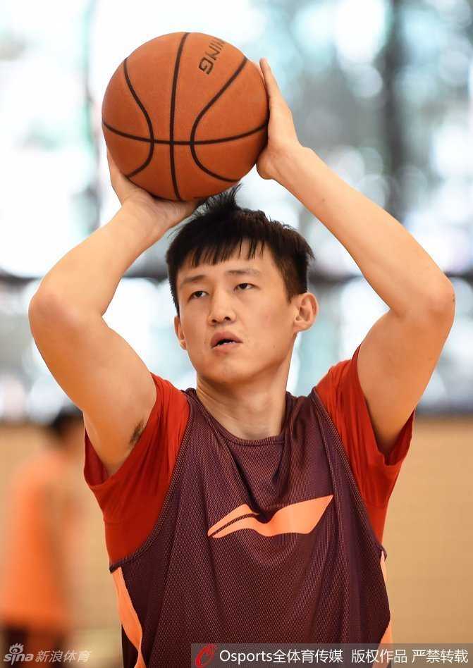 全力备战剑指荣耀:广东宏远训练馆里的专注与渴望 全队围拢在一起,拳头紧握,高喊口号,团结的气氛感染着在场的每一个人。