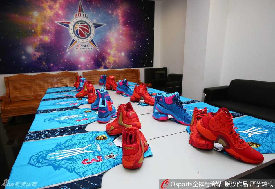 全明星战靴燃情东莞 南北方阵迷彩斗艳 特写镜头下的全明星战袍细节,篆书书写的“南”字与迷彩纹路交织,中国风与时尚感在此刻完美融合。