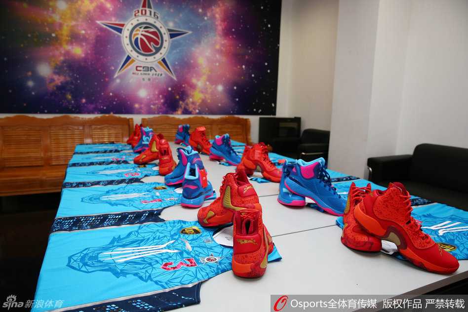 全明星战靴燃情东莞 南北方阵迷彩斗艳 南北全明星的战袍在更衣室内整齐排列,红蓝迷彩色块如同战场上的火焰与寒冰,静待主人到来。