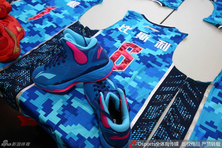 全明星战靴燃情东莞 南北方阵迷彩斗艳 全明星战靴“幻影”蓄势待发,流畅的鞋身线条与超跑车灯般的EVA上翻设计,将速度感诠释得淋漓尽致。