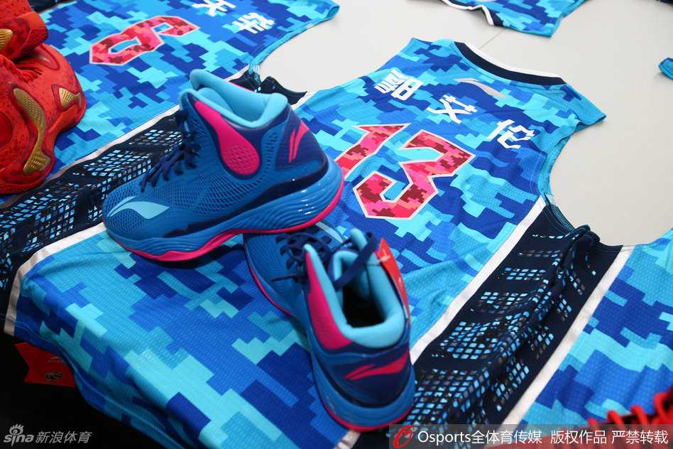 全明星战靴燃情东莞 南北方阵迷彩斗艳 充满神秘气息的“绿幽灵”战靴,黑色鞋面上布满绿色迷彩线条,仿佛黑夜中幽幽闪动的鬼火。