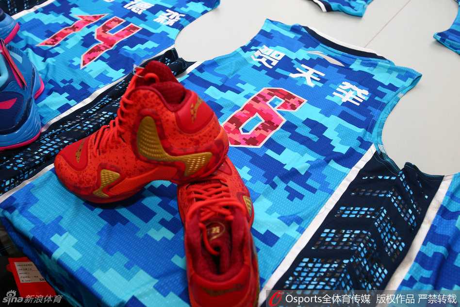全明星战靴燃情东莞 南北方阵迷彩斗艳 更衣室内景,全套全明星装备整齐陈列,从战袍到战靴,每一处细节都透露出对这场篮球盛宴的精心准备。