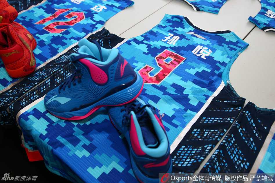 全明星战靴燃情东莞 南北方阵迷彩斗艳 主角光环下的全明星战靴“魅影”,鞋身TPU结构大胆外露,喷溅墨点设计透着灵动与不羁。