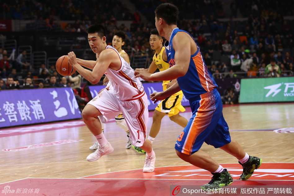 全明星星锐赛青春风暴:付豪独领风骚,徐韬荣膺MVP 付豪面对北区多名防守悍将的围剿,毫无惧色地持球强行突破,肌肉碰撞的声音仿佛穿透了屏幕。