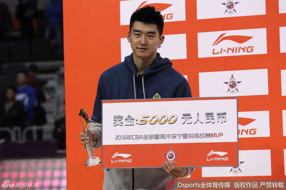 全明星星锐赛青春风暴:付豪独领风骚,徐韬荣膺MVP 阿不都沙拉木在侧翼接球,面对防守人坚决突破,利用节奏变化单打对手,展现出了全能身手。