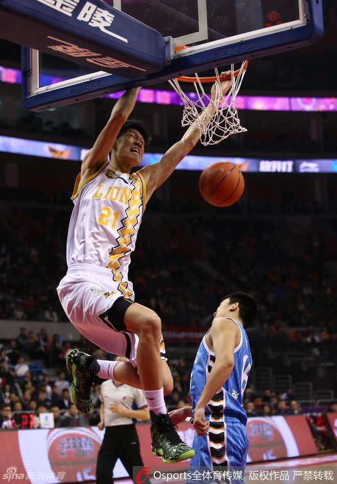 全明星星锐赛青春风暴:付豪独领风骚,徐韬荣膺MVP 赵岩昊在三分线外接球就投,出手速度极快,篮球精准地穿网而过,无愧于“赵库里”的美誉。