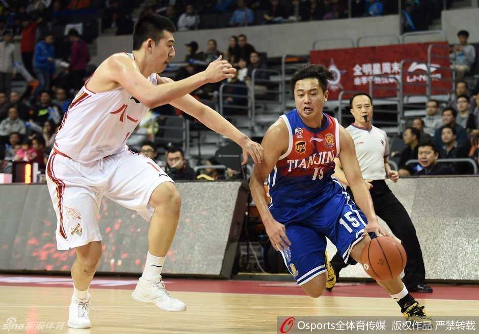 全明星星锐赛青春风暴:付豪独领风骚,徐韬荣膺MVP 徐韬在篮下展现出扎实的脚步技术,面对防守悍不畏惧,用一次强硬的背身单打将球放入篮筐。