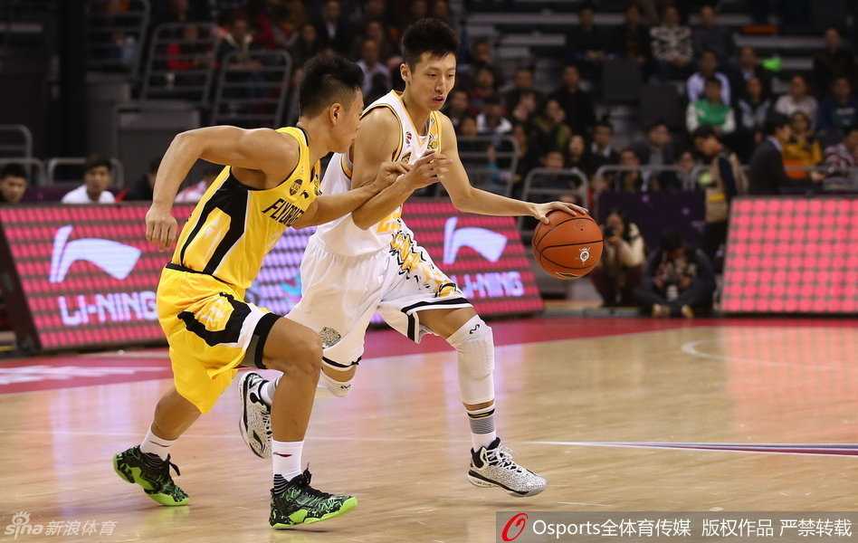 全明星星锐赛青春风暴:付豪独领风骚,徐韬荣膺MVP 胡金秋犹如神兵天降,在对方内线毫无预警的情况下完成单臂劈扣,整个球馆瞬间被他点燃。