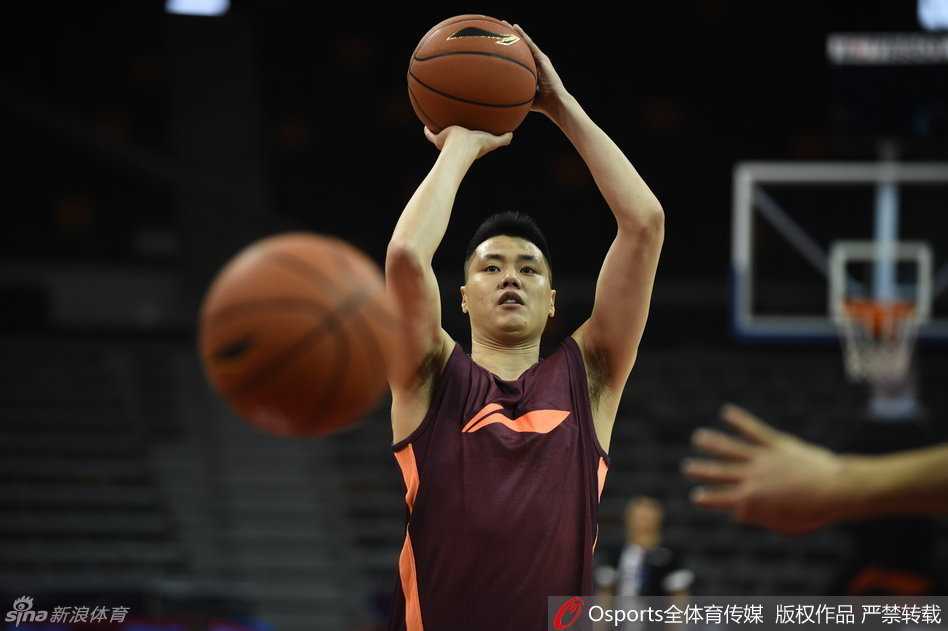 北京队的翟晓川在训练中笑容满面，与队友的互动让他心情大好，展现了全明星周末的轻松氛围。