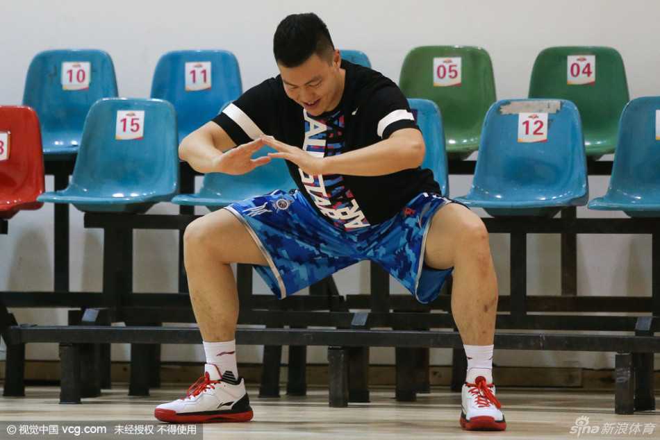 两名球员在训练中开怀大笑，展现出极佳的化学反应