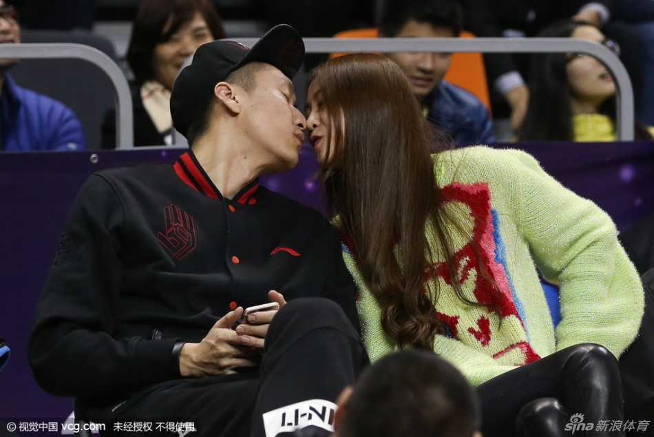 在万众瞩目的东莞篮球中心内，孙悦与爱妻陈露在Kiss Time环节甜蜜拥吻，丈夫满是爱意地轻抚妻子脸颊，陈露则幸福回应，成为全明星周末最动人的画面。