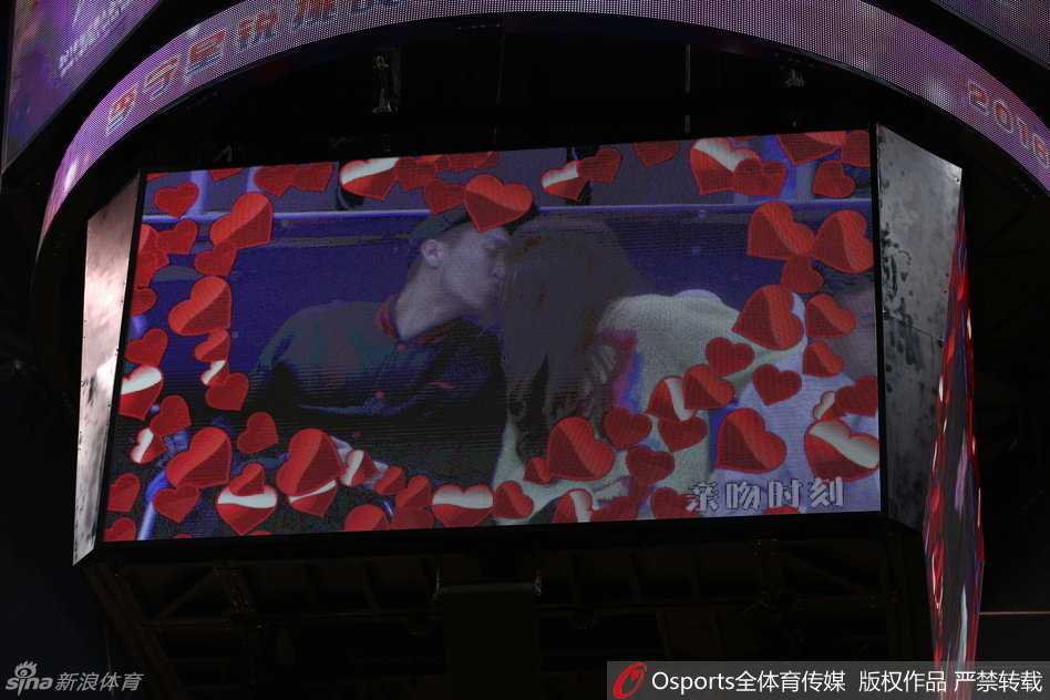 陈露手持精致时尚的手包，面带微笑端坐于看台之上，她出众的气质与优雅的仪态，完美诠释了CBA最美太太的风采，即便在热闹的赛场也格外引人注目。