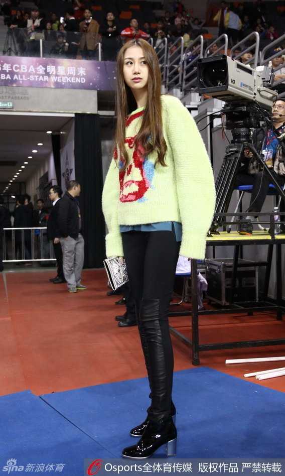 恩爱夫妻的二人世界时刻，孙悦和陈露在场边共同注视着同一个方向，无需言语，依偎的身影和默契的神情已透露出两人之间的深厚感情与岁月静好。