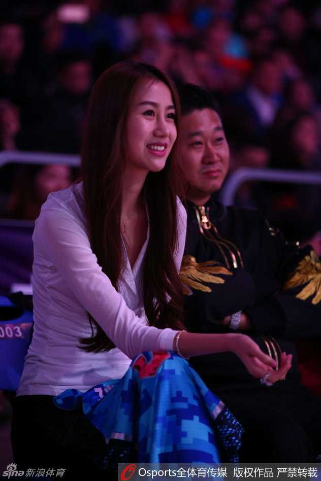 全明星赛场边的最美风景:陈露身披9号战袍,纯真笑颜为孙悦祈福 看台上的陈露双手合十,紧闭双眼默默祈祷,那份虔诚的模样仿佛在向神明许愿,只为赛场上的丈夫能投中每一个关键球。