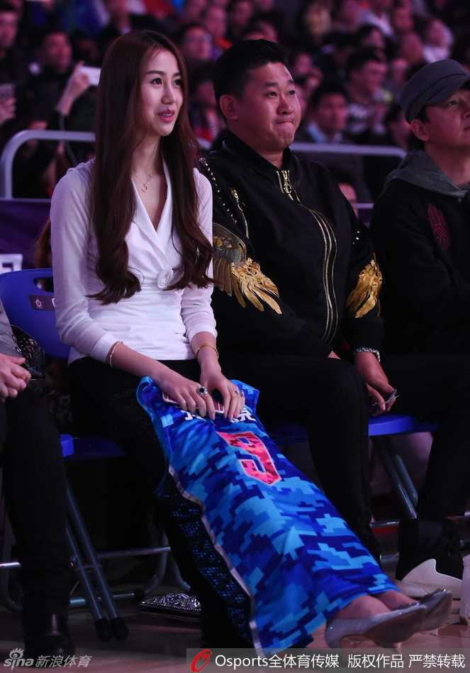 全明星赛场边的最美风景:陈露身披9号战袍,纯真笑颜为孙悦祈福 陈露举起双臂为孙悦加油助威,动作充满力量与信念,仿佛要通过空气将能量传递给正在备战的丈夫。