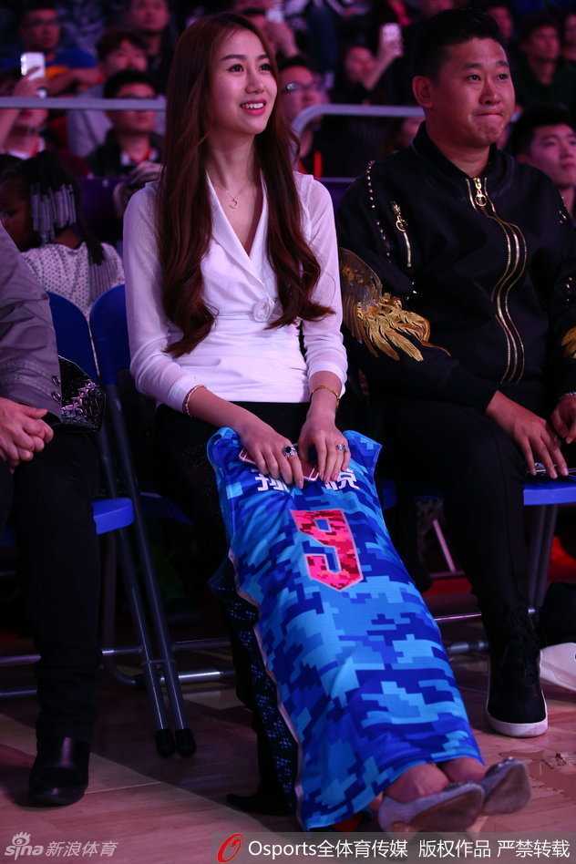 全明星赛场边的最美风景:陈露身披9号战袍,纯真笑颜为孙悦祈福 陈露高举手机记录场上的一切,脸上挂着温柔的笑意,她不仅是这场比赛的观众,更是孙悦篮球生涯最忠实的记录者。
