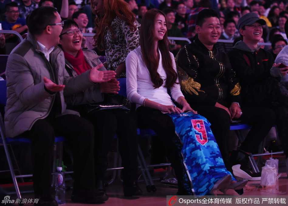全明星赛场边的最美风景:陈露身披9号战袍,纯真笑颜为孙悦祈福 陈露身披孙悦9号球衣亮相全明星赛场,她高挑的身影与纯真的笑容,在看台上构成了一道亮丽的风景线。