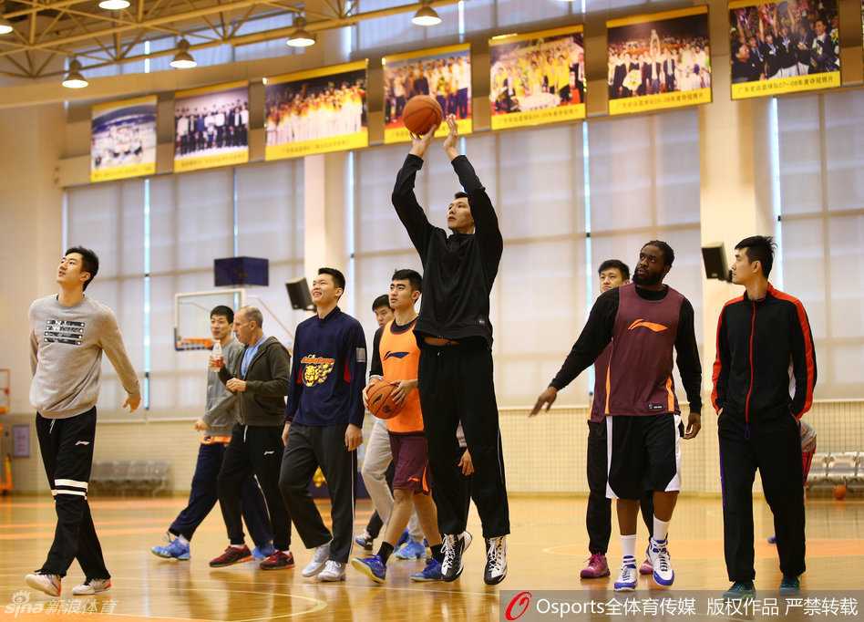 八冠王朝的寂静备战:广东男篮青春风暴与老将余晖 球队灵魂易建联在训练中眼神如炬,一次扎实的篮下强攻出手,展现核心领袖的担当