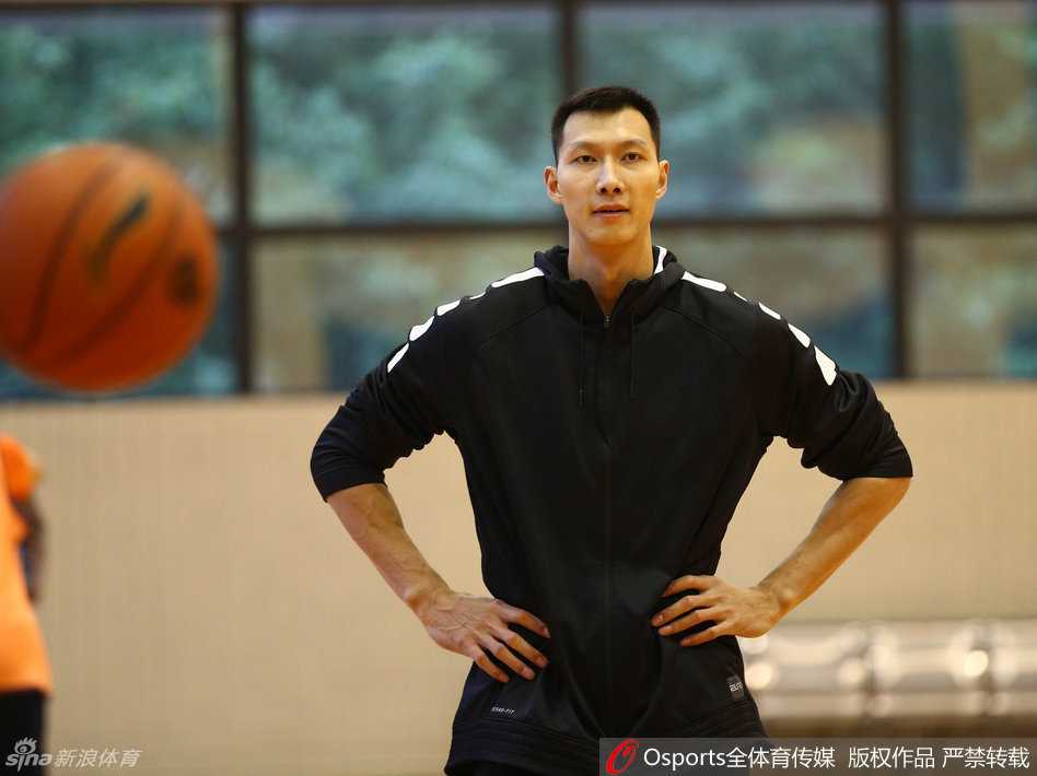 八冠王朝的寂静备战:广东男篮青春风暴与老将余晖 救火外援贾斯汀卡特在训练中全力以赴,用积极的表现争取教练组的信任,渴望在季后赛证明自己