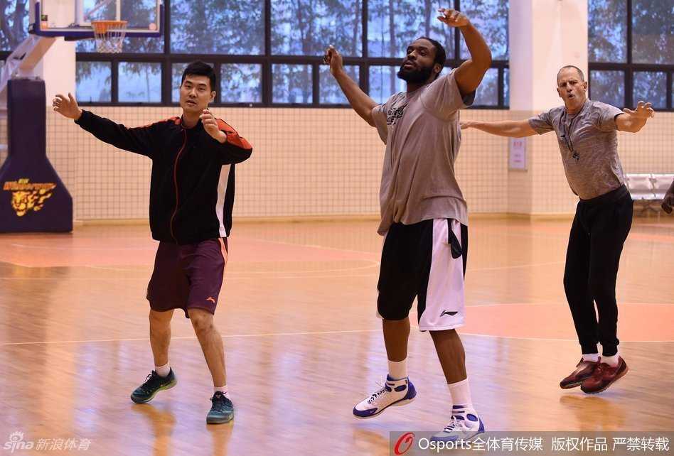 八冠王秣马厉兵,镜头下的华南虎冬训备战纪实 核心易建联正在进行深度的腿部拉伸,面部表情无比专注,紧实的肌肉线条在灯光下熠熠生辉,彰显出顶级运动员的自律与身体状态。