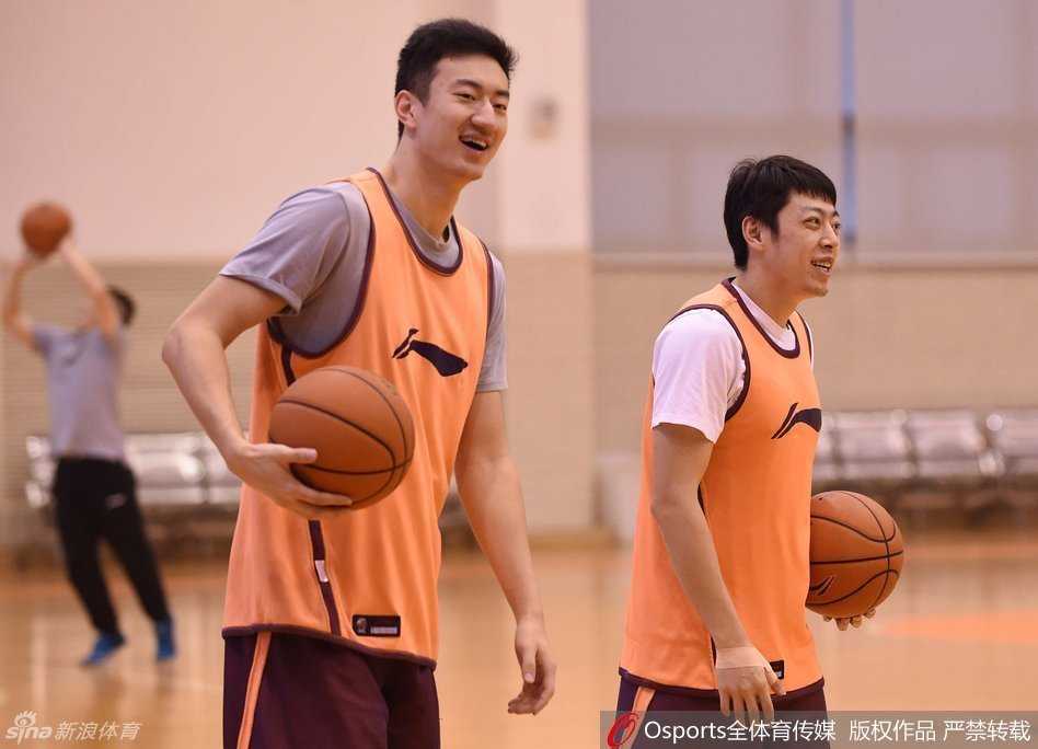 八冠王秣马厉兵,镜头下的华南虎冬训备战纪实 老将朱芳雨在进行投篮训练时笑容满面,神情轻松惬意,这种举重若轻的心态正是他作为CBA传奇射手独有的气质。