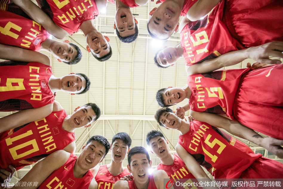 后卫线的指挥官们运球推进，方硕与刘晓宇神情专注，他们是球队的大脑，灵动的步伐将穿破对手的防线，为队友创造得分良机。