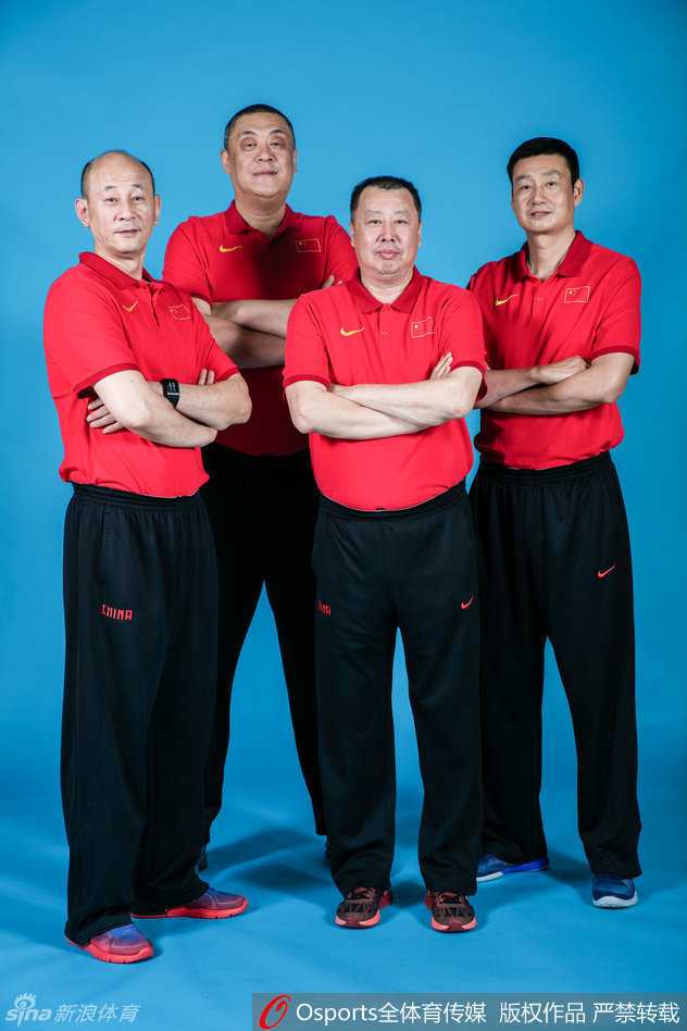 内线组擎天而立，胡金秋、陶汉林、沈梓捷等悍将构建起禁区的铜墙铁壁，他们肌肉的碰撞声是国奥队最强硬的心脏跳动。