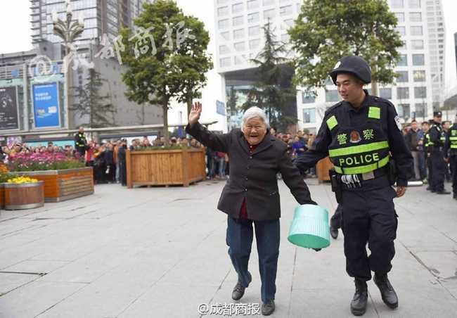 买到票后，一位穿着制服的民警小心翼翼地搀扶着腿脚不便的孟老太离开拥挤的购票区域，老人的脸上满是笑容，周围的人群投来赞许和祝福的目光，这画面定格了蓉城春日里最温暖的一个瞬间。