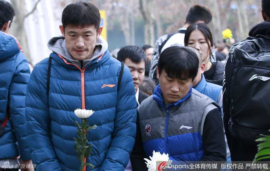 公祭日里的大地哀鸣:江苏肯帝亚将士以肃穆敬祭三十万同胞 南京冬日阴郁的天空下,江苏肯帝亚的队员们身着深色外套,在五台山丛葬地的纪念碑前整齐列队,眼神低垂,面容写满了对历史的敬畏与沉重。