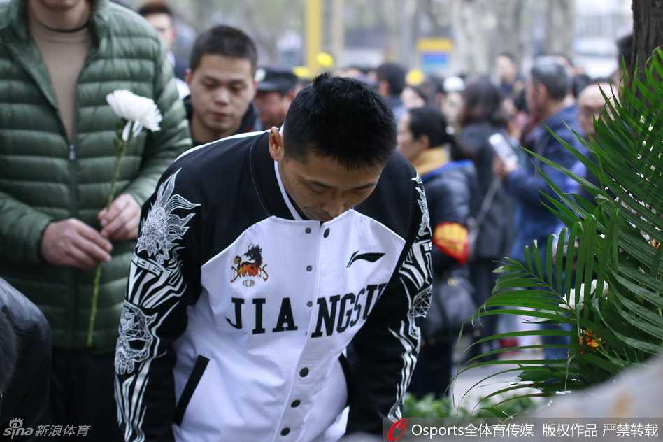 夜幕降临，五台山体育馆内灯光璀璨，江苏肯帝亚队员们在场上积极跑动备战，看台上悬挂着“勿忘国耻”的横幅，与场内的激情交相辉映。