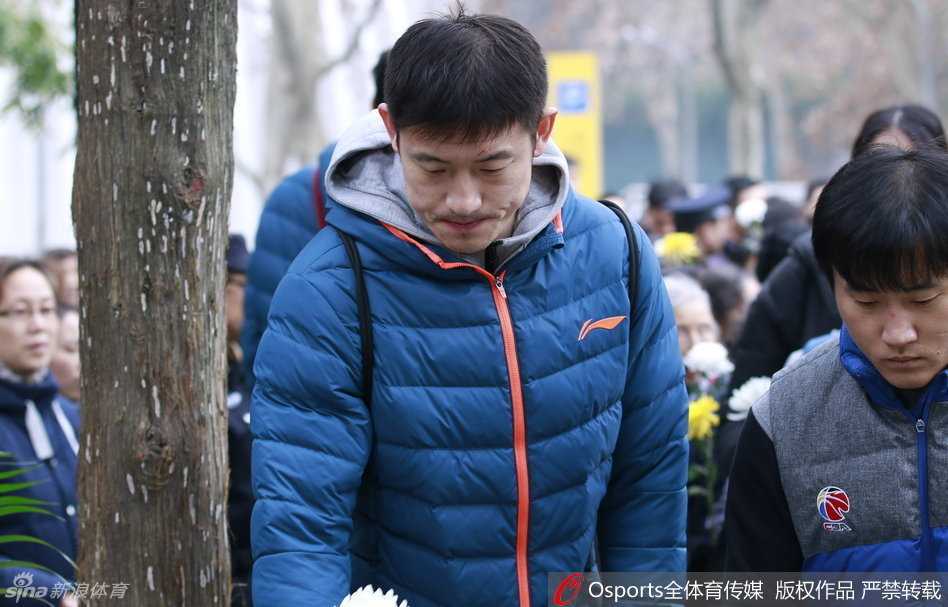 公祭日里的大地哀鸣:江苏肯帝亚将士以肃穆敬祭三十万同胞 外援奥登与布鲁克斯主动加入到哀悼行列,他们手持素菊,表情虽然有些茫然却格外真诚,高大的身影在低垂的哀思中显得异常谦卑。