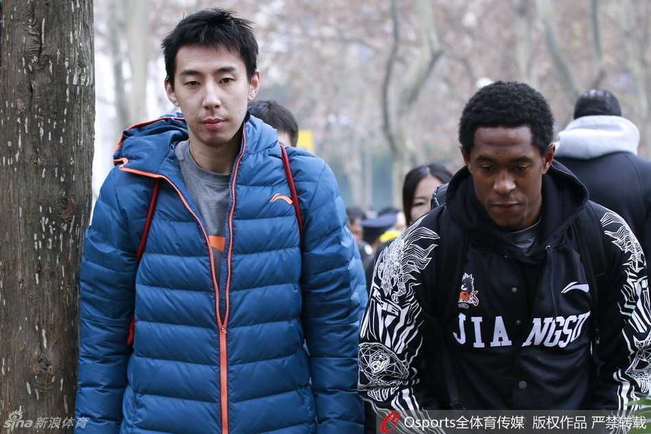 公祭日里的大地哀鸣:江苏肯帝亚将士以肃穆敬祭三十万同胞 队长陈磊神情肃穆,紧抿嘴唇,他双手捧着洁白的菊花,在刻有沉重历史铭文的石碑前长久伫立,仿佛在用心倾听来自历史深处的回响。