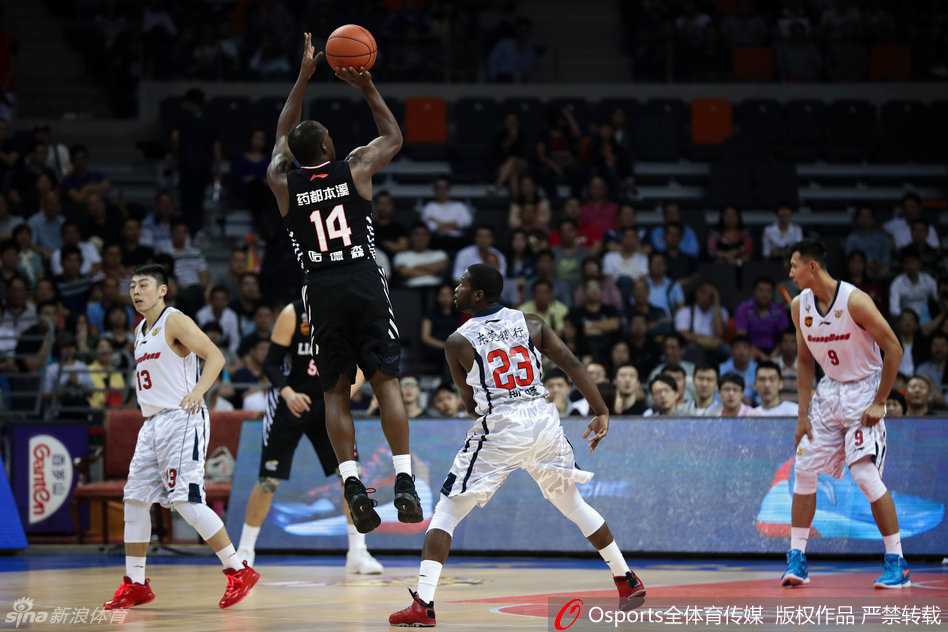 内线争锋,华南虎憾失总决赛门票 布泽尔与兰多夫在赛前友好握手致意,英雄相惜,但下一秒他们将为了胜利在内线展开殊死搏斗。