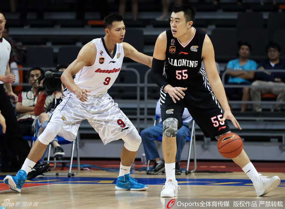 内线争锋,华南虎憾失总决赛门票 在肌肉丛林的肉搏战中,哈德森如猎鹰般起跳,出手三分球,眼神中充满了对胜利的渴望。