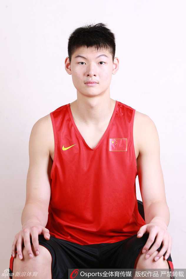 内线脊梁的加冕礼:从福州少年到中国男篮新核王哲林的奋斗之路 青年队时期的王哲林,在防守端高高跃起,用一记遮天蔽日的封盖捍卫着球队的禁区,天赋尽显。