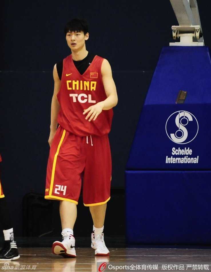 内线脊梁的加冕礼:从福州少年到中国男篮新核王哲林的奋斗之路 在CBA赛场上,王哲林背身单打对方防守球员,利用扎实的脚步和强壮的身体优势,强硬地将球放入篮筐。