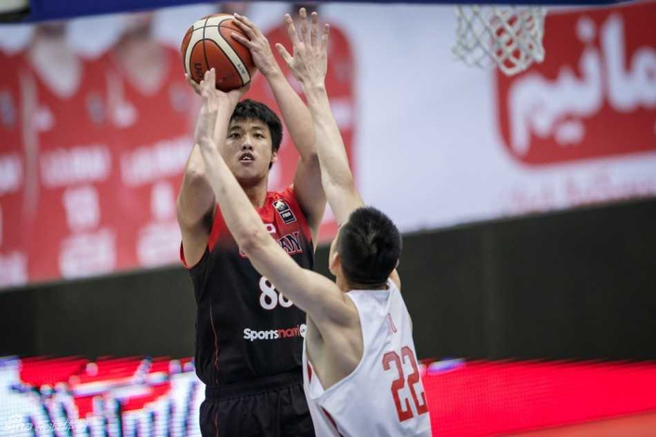 内线长城力克日本,国奥男篮亚洲挑战赛夺第五 邹雨宸犹如神兵天降,以一记势大力沉的单手劈扣终结进攻,这记火锅般的封盖让对手目瞪口呆。