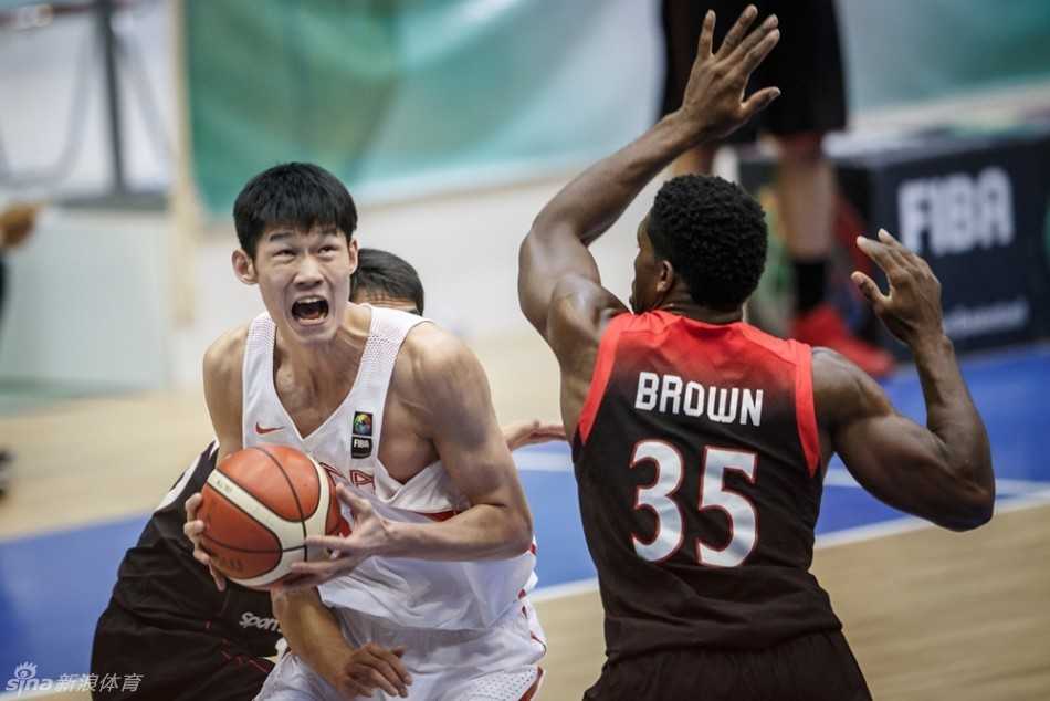 内线长城力克日本,国奥男篮亚洲挑战赛夺第五 冷血射手原帅在三分线外张弓搭箭,面对扑防的对手,眼神中充满自信,准备给予致命一击。