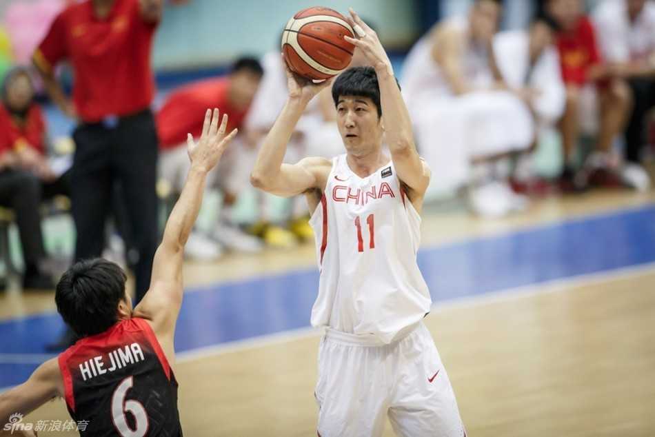内线长城力克日本,国奥男篮亚洲挑战赛夺第五 邹雨宸在罚球线上目光如炬,尽管比赛激烈,他依然沉稳出手,用罚球为球队贡献宝贵分数。