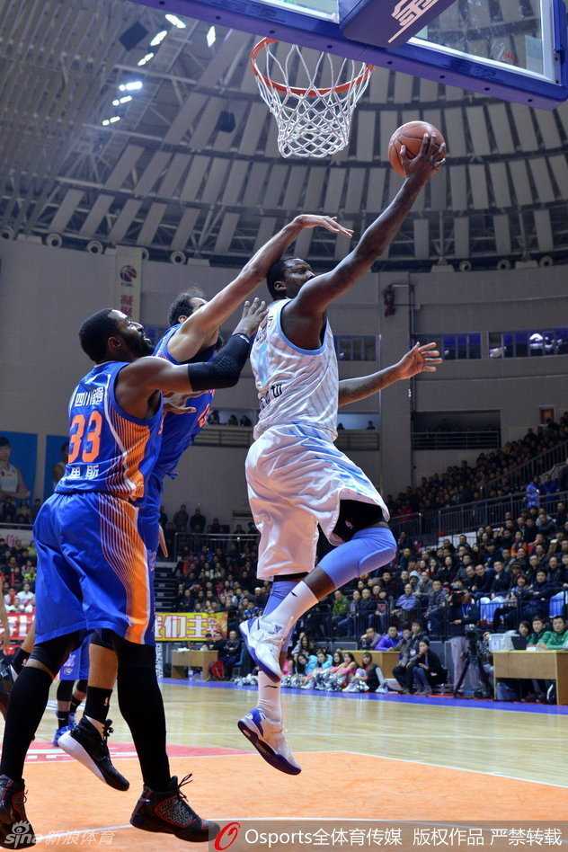 古德洛克在防守失位后并未放弃，他奋力跃起，赶在所有人之前将弹框而出的篮球轻轻一点，补入网窝，展现出极佳的二次反应能力。