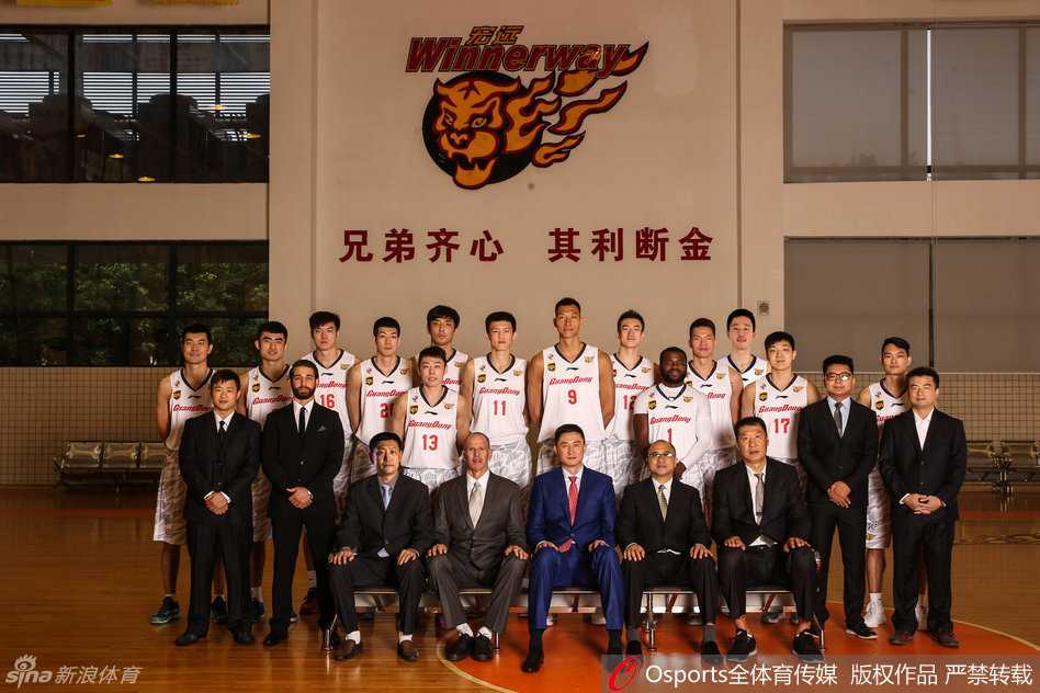 外援拜纳姆突破上篮，陈江华在外线伺机而动，周湛东奋力防守，三人在比赛中展现了后卫线的默契与活力。