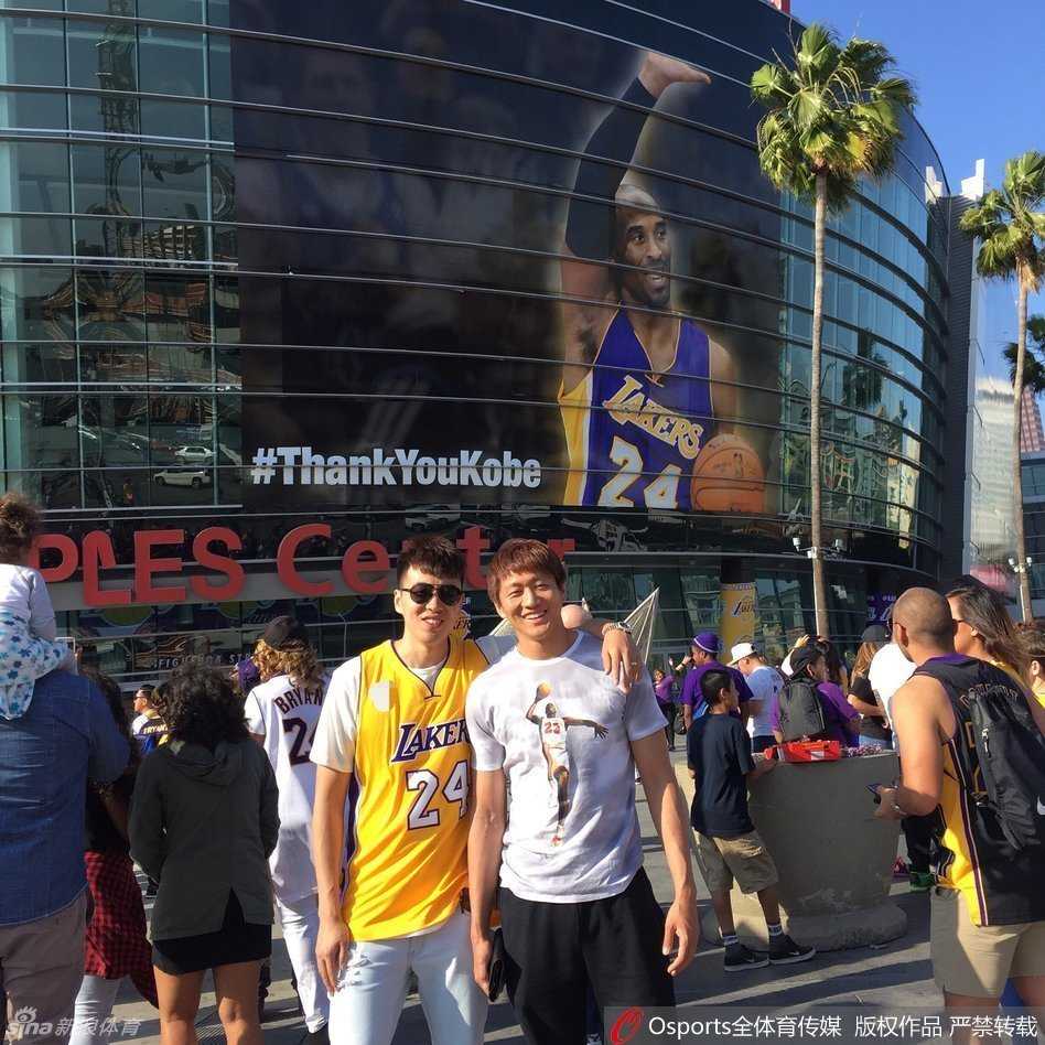 再见科比,再见青春:曾令旭的斯台普斯朝圣之旅 赛后,曾令旭与同样来到现场的好友在球场边合影留念。他们并肩而立,身后是渐渐散去的人群和尚未熄灭的球场灯光,这张合影定格了友谊,也定格了他们共同的青春记忆。